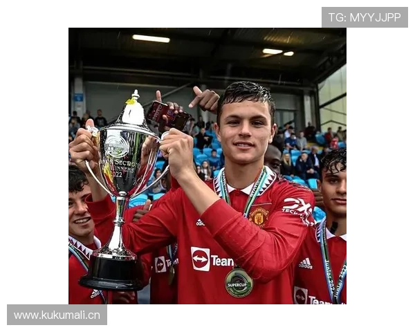 曼联豪掷2亿引援却未见成效,引援逻辑与球队表现脱节问题显现 曼联豪掷2亿引援却未见成效,引援逻辑与球队表现脱节问题显现