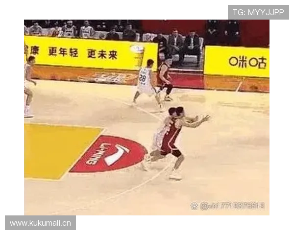 判罚争议解读：进攻犯规如何在关键时刻影响比赛胜负？